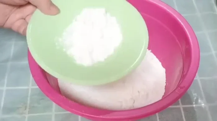 Make the coipan skin: mix tapioca flour and rice flour, then gradually add water while stirring until smooth.
