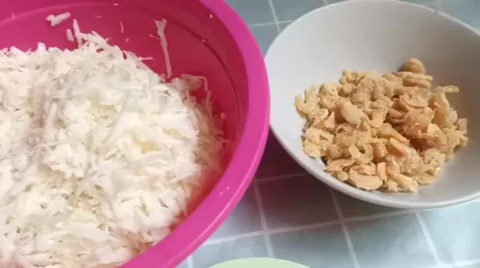 Prepare the ingredients: grated jicama, ebi, fine garlic, and chopped onion.