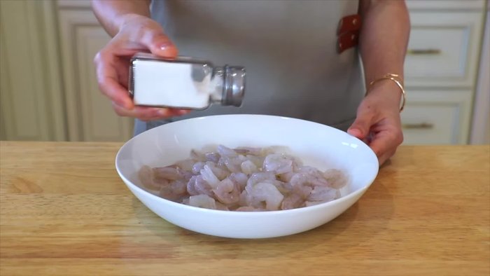 Season shrimp with salt, white pepper, and sesame oil. Mix well.