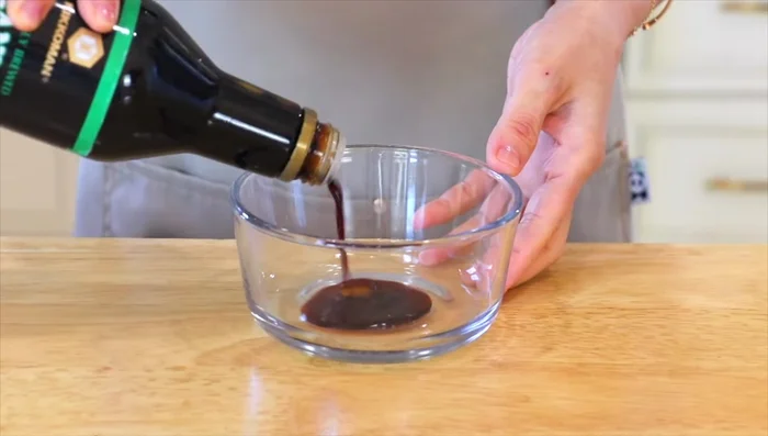 Make chili oil by mixing soy sauce, rice vinegar, and chili oil.