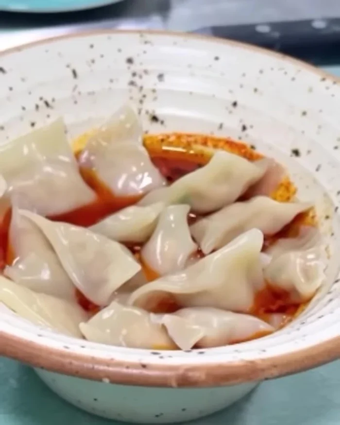 Pour the prepared sauce over the boiled dumplings, and heat the remaining dumpling water, then pour over the dumplings.