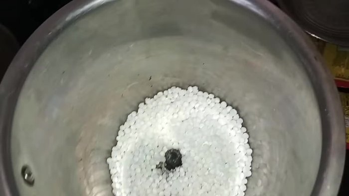 Grind the rice flour into a fine powder.