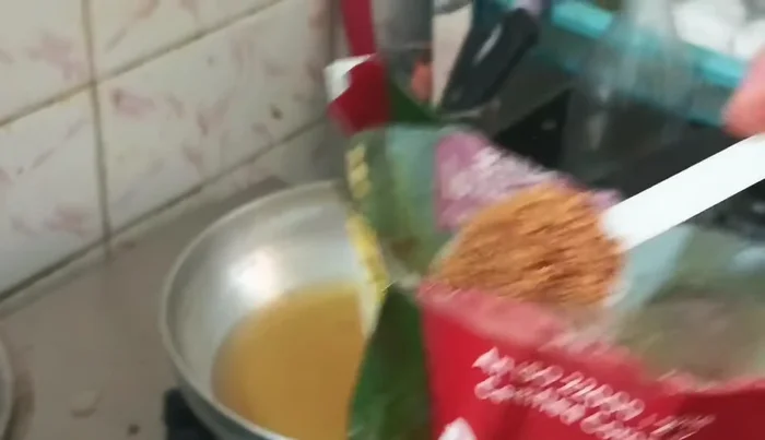 Prepare bubble tea syrup: Mix water, granulated sugar and let it melt well.