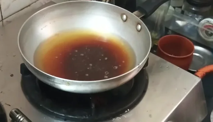 Add the cooked boba balls to the melted sugar syrup and cook for a while until the syrup is absorbed.