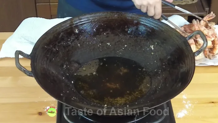 Deep fry the shrimp (second fry): Fry the shrimp again at high heat (around 190°C) for about 30 seconds to make them extra crispy. Remove and set aside.