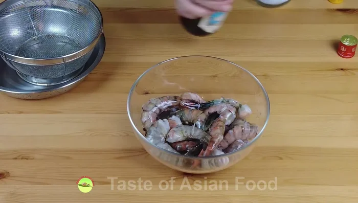 Marinate the shrimp: Combine shrimp with cooking wine, pepper, and salt. Marinate for about 30 minutes.