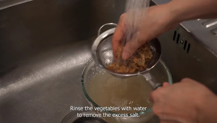 Rinse the preserved vegetables to remove excess salt, then squeeze out excess water.