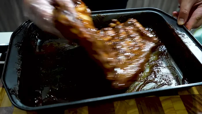 Place the marinated ribs, onions, and bell peppers on the baking tray. Add the tomatoes.