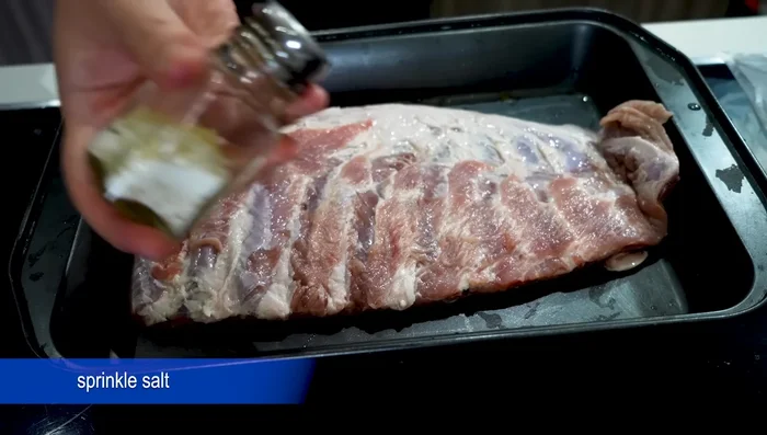 Sprinkle salt and white pepper over the pork ribs.