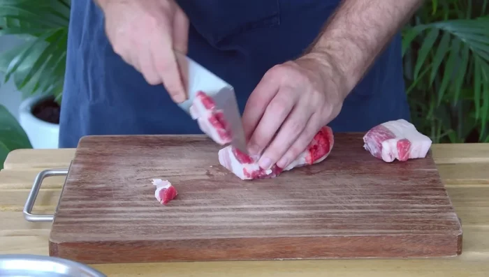 Cut 240g pork belly into 1cm strips. Mix with 1/4 teaspoon salt and 1/8 teaspoon soy sauce.