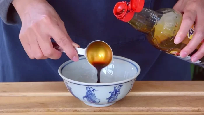 Make noodle seasoning sauce per serving: 1/8 teaspoon salt, 1/4 teaspoon MSG, 1 tablespoon soy sauce, 3/4 teaspoon dark vinegar, 1 tablespoon water, and chopped scallions.