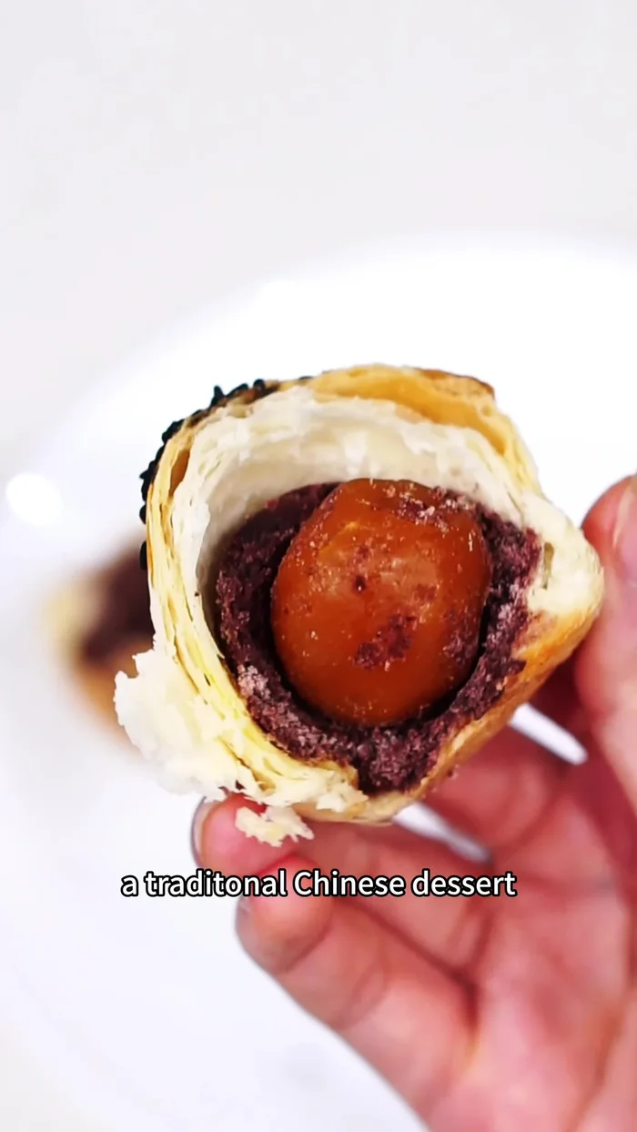 Make red bean filling: Boil red beans in a pressure cooker until soft, then blend into a smooth paste. Simmer to evaporate excess water, add pork lard and stir until thick and sticky.