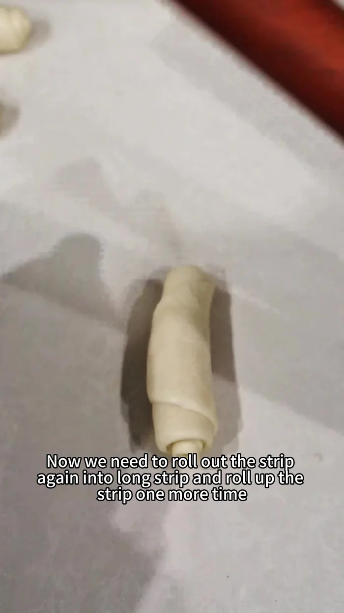 Roll out the crust again, roll up the strip, and rest for 15 minutes.