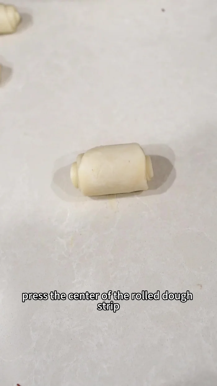 Assemble the pastry: Press the center of the rolled dough, flatten, and place the filling inside. Wrap and shape into a ball.
