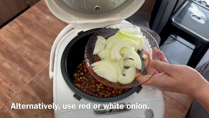 Add sliced onion and beef, spreading evenly. Sprinkle the remaining black pepper salt over the beef.