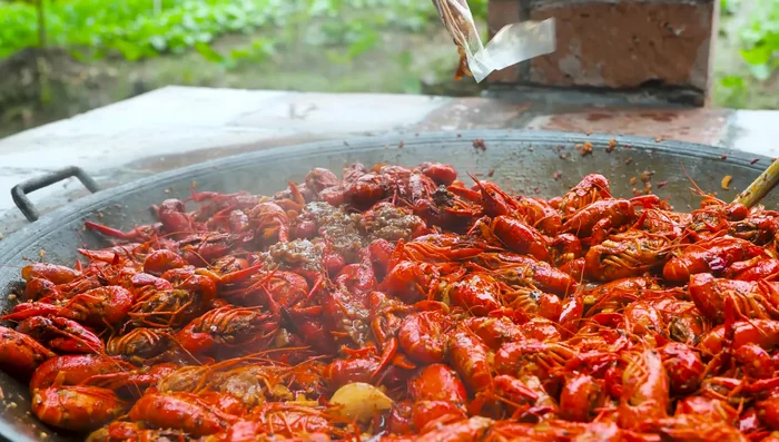 Cook the crawfish in the prepared sauce until done.