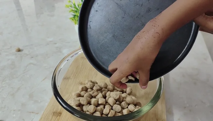 Marinate soya chunks with salt, chili powder, grated ginger, garlic, and corn flour.