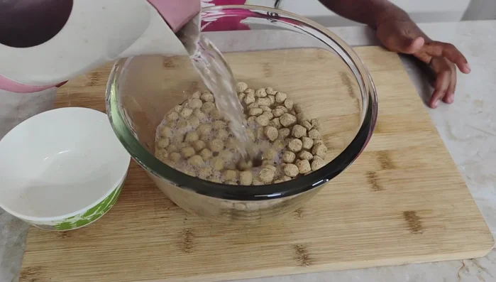 Add soya chunks to a bowl and pour over boiled water. Let them soak for 15-20 minutes.