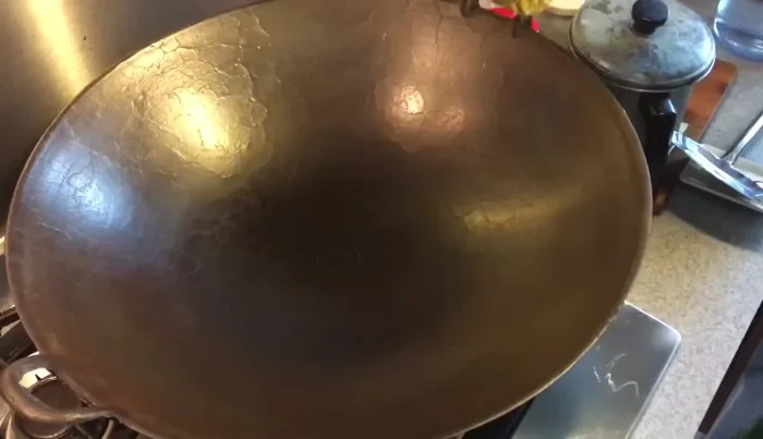 Heat the wok: Heat a wok or pan over medium-high heat. Add about 1 tbsp of oil and swirl to coat.