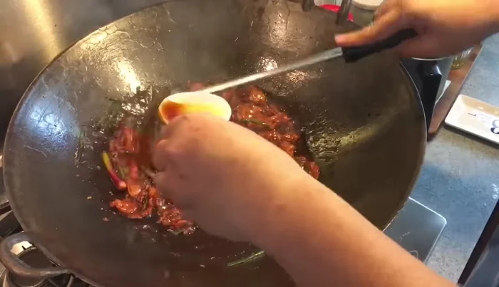 Finish: Stir in sesame oil and Huadiao wine for aroma.