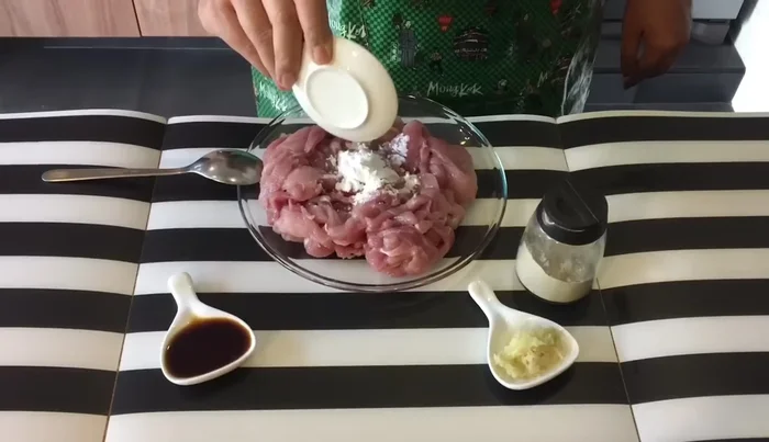 Marinate the pork: In a bowl, combine pork with baking soda, cornflour, light soy sauce, shredded ginger. Squeeze out the ginger juice to help tenderize the pork and reduce its gaminess. Mix well.