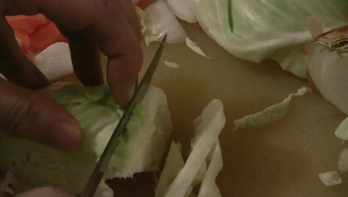 Slice the cabbage thinly.