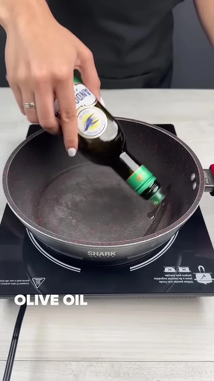 In another pan, fry 4 chopped garlic cloves in 6 tablespoons of oil for 1 minute.