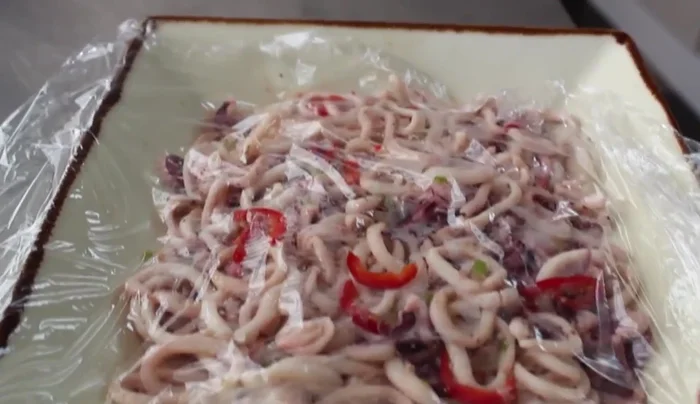 Chill: Wrap the squid thoroughly and refrigerate for at least an hour until ice cold. (304.8)