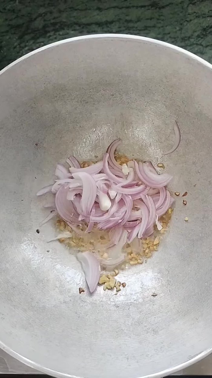 Heat cooking oil in a pan. Add chopped garlic and ginger and sauté until fragrant.