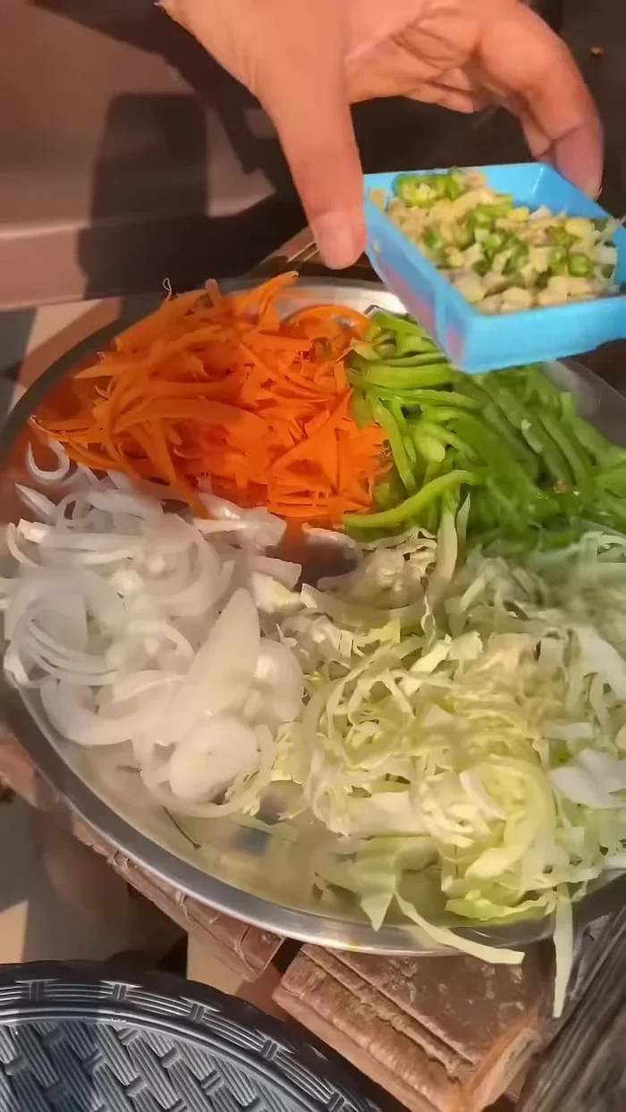 Boil the noodles and then rinse them thoroughly with cold water. Add some oil and set aside.
