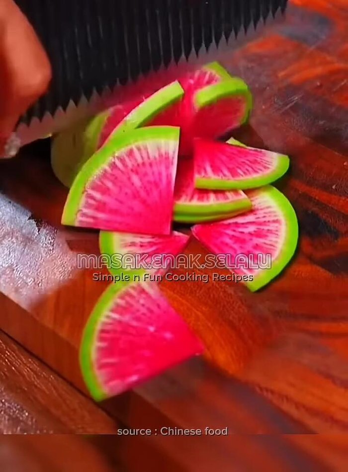 Thinly slice the radish.
