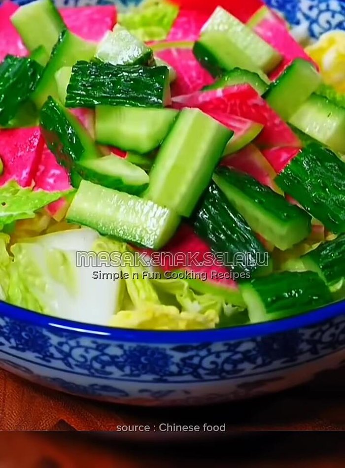 Mix the Chinese cabbage, radish, and cucumber in a large bowl. Add lots of salt, stir well, and let it sit for over 2 hours.