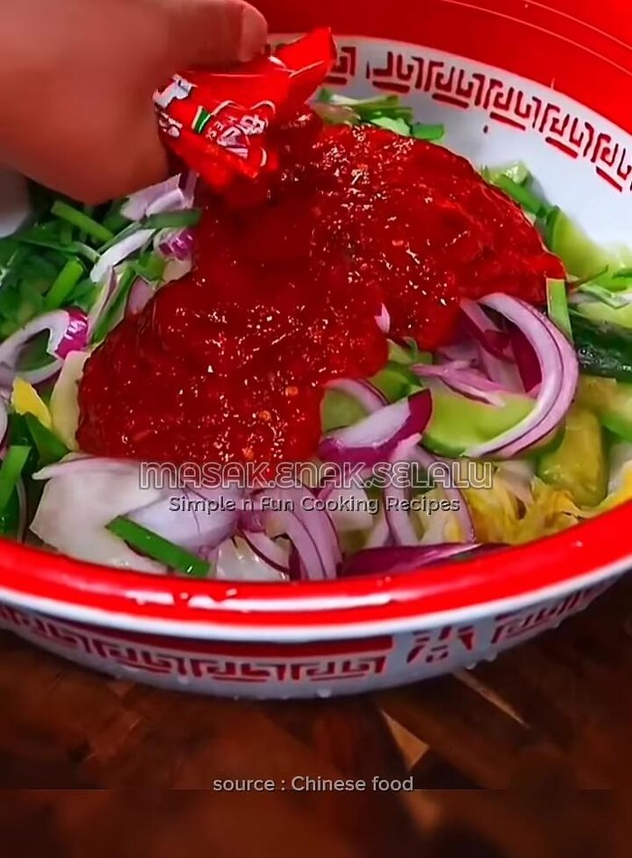 Mix the vegetables with the special sauce (1 pack of fresh red chilies is enough for 25kg of vegetables).
