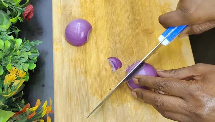 Peel and thinly slice the onion.