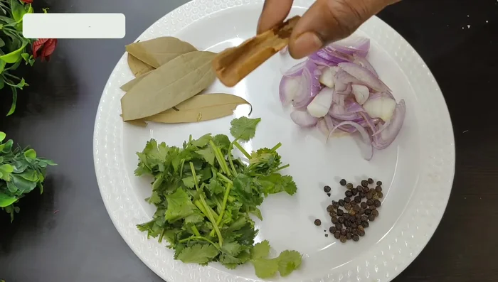 Heat mustard oil in a pan. Add black pepper, coriander, bay leaves, and cinnamon.