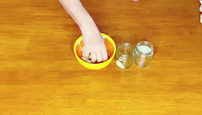 Prepare two jars.