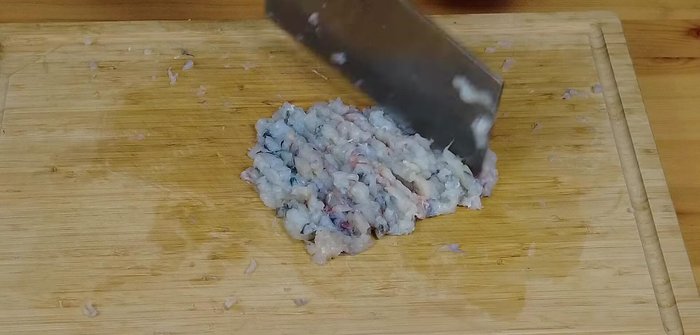Mince the bashed shrimp into a paste (103.84).