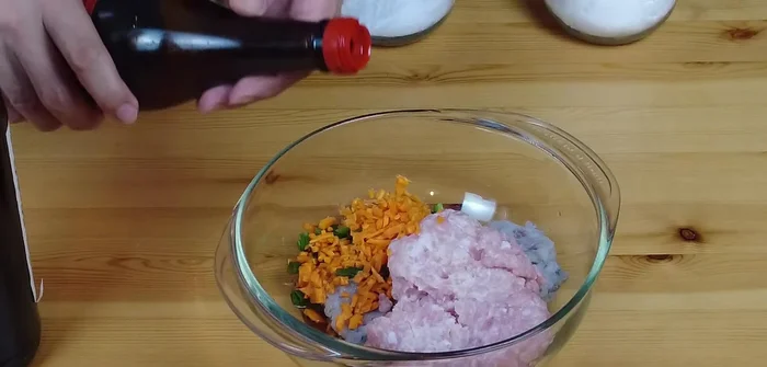 Season the mixture with wine, sesame oil, sugar, pepper, salt, and cornstarch. Pound the mixture repeatedly (244.08) for 30-40 times to create a springy texture.