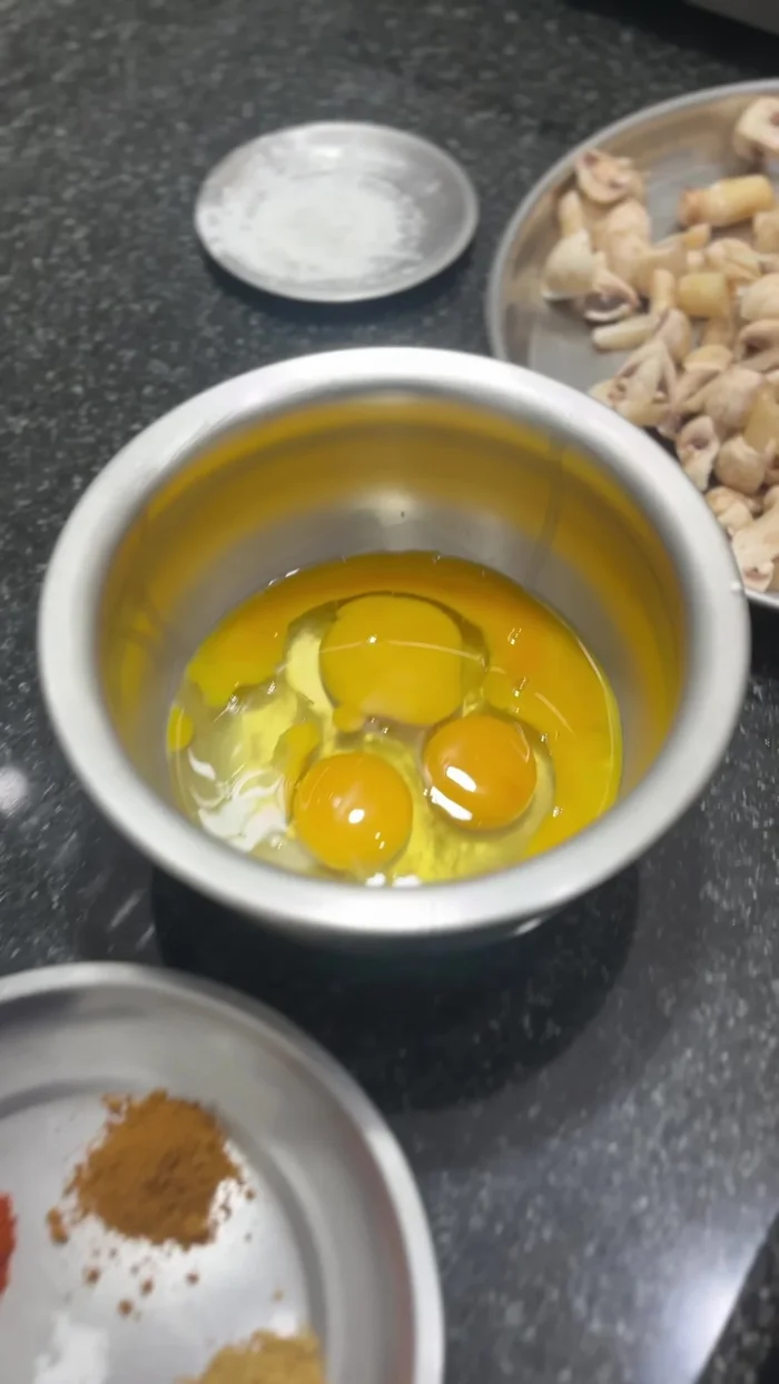 Whisk together eggs, chili powder, garam masala, coriander powder, cayenne pepper powder, black pepper powder, baking powder, and salt.