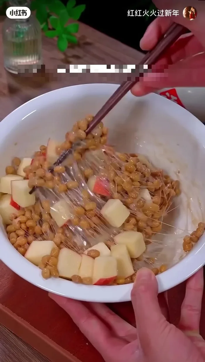 After a month, when the color turns reddish-brown and fragrant, primary fermentation is complete. Allow it to ferment further until the color darkens.