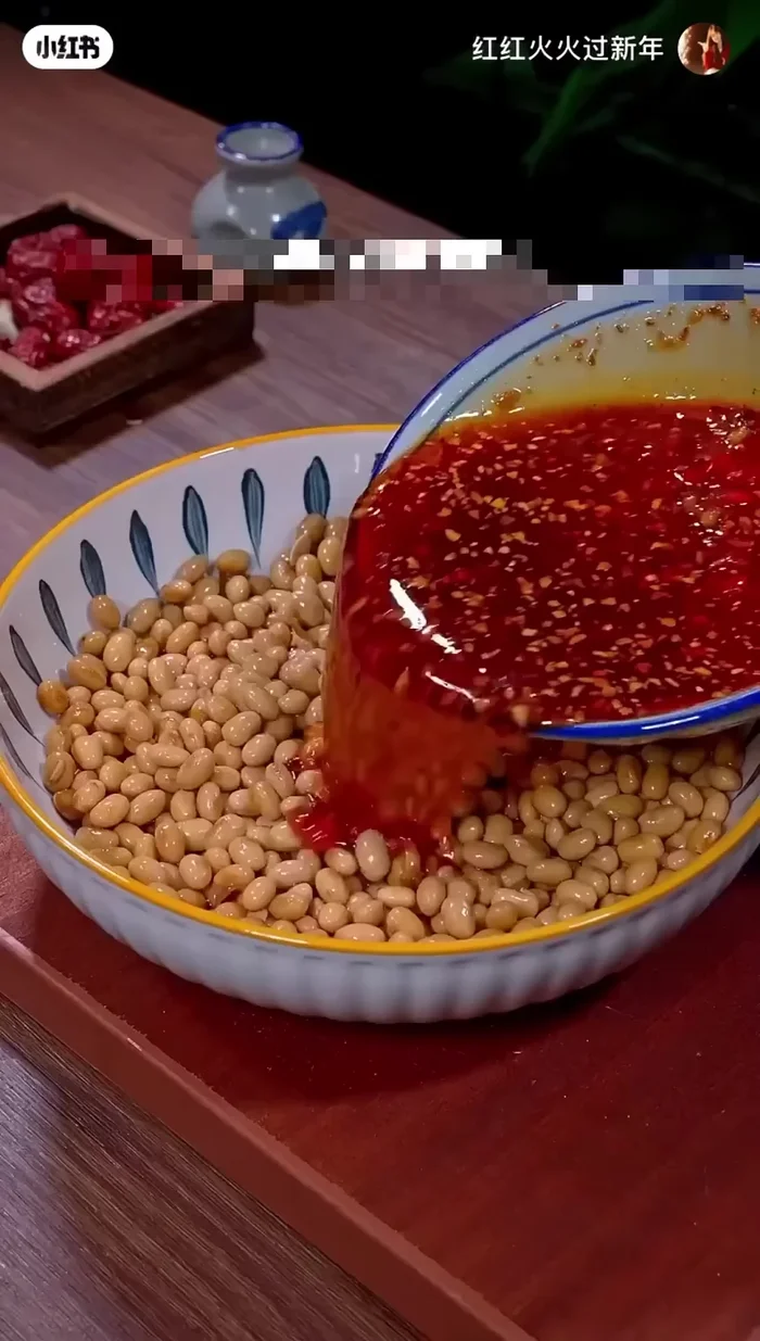 Strain the soy sauce using green mash.