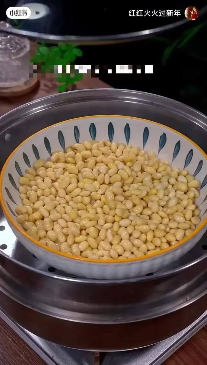 Steam the soaked beans for 30 minutes until soft enough to crush.