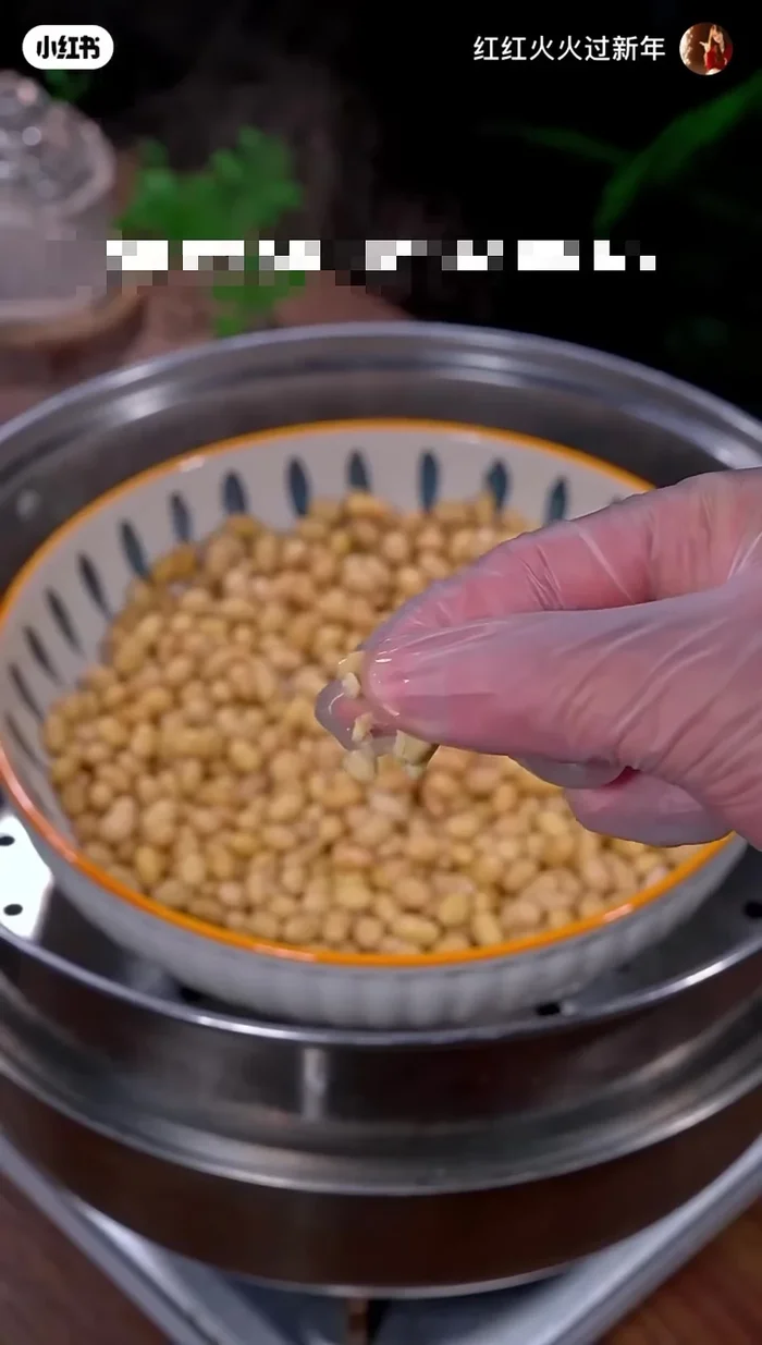 Crush the steamed beans in a clean bowl, stir lightly.