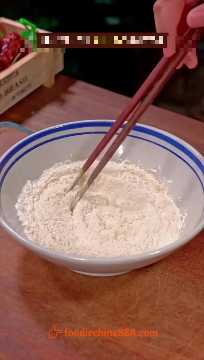 Mix 1 spoon of flour with fermentation bacteria.
