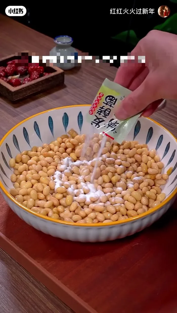 Sprinkle the flour-bacteria mixture over the cooled beans and mix well.