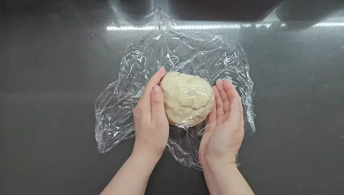 Rest the dough: Cover the dough with cling film and let it rest for 5-10 minutes (153.8s).