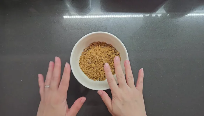 Make the filling: Mix the brown sugar and sesame paste together (159.56s).