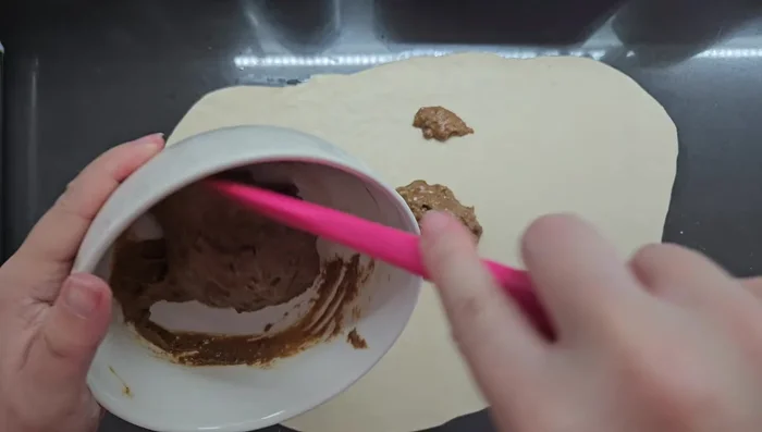 Spread the filling: Spread the filling evenly over the dough (286.88s).