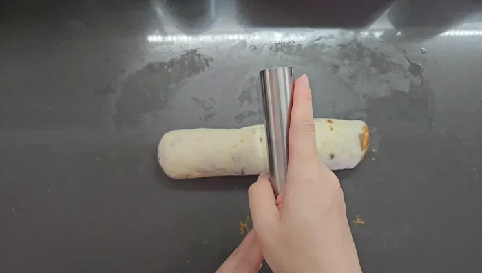 Cut and shape: Cut the dough into four pieces and shape each into a ball (427.319s).
