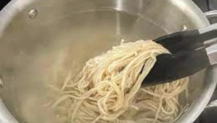 Cook the noodles in boiling water for 1-2 minutes.